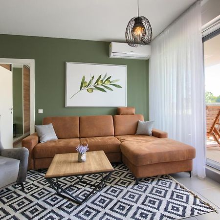 Beautiful Two-Bedroom Seaside Apartment In Premantura Bagian luar foto
