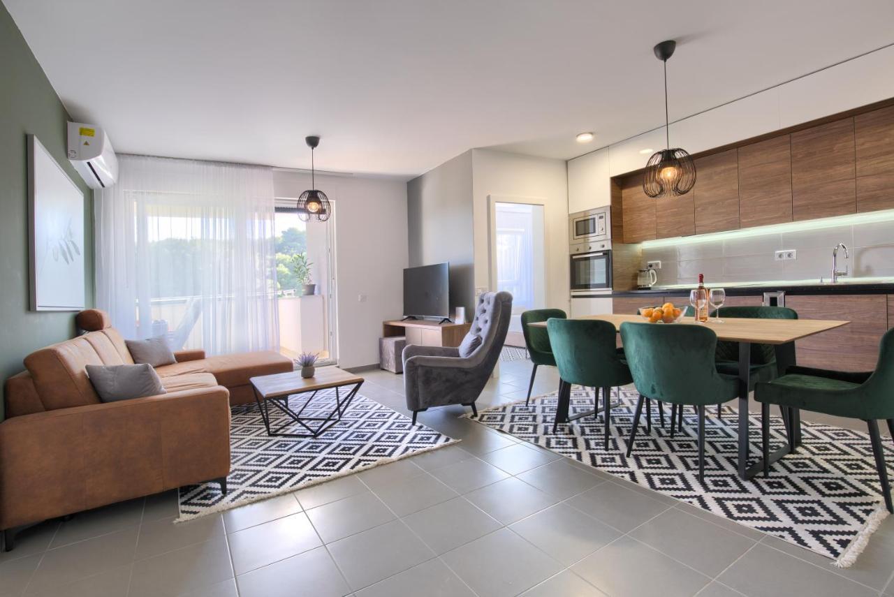 Beautiful Two-Bedroom Seaside Apartment In Premantura Bagian luar foto