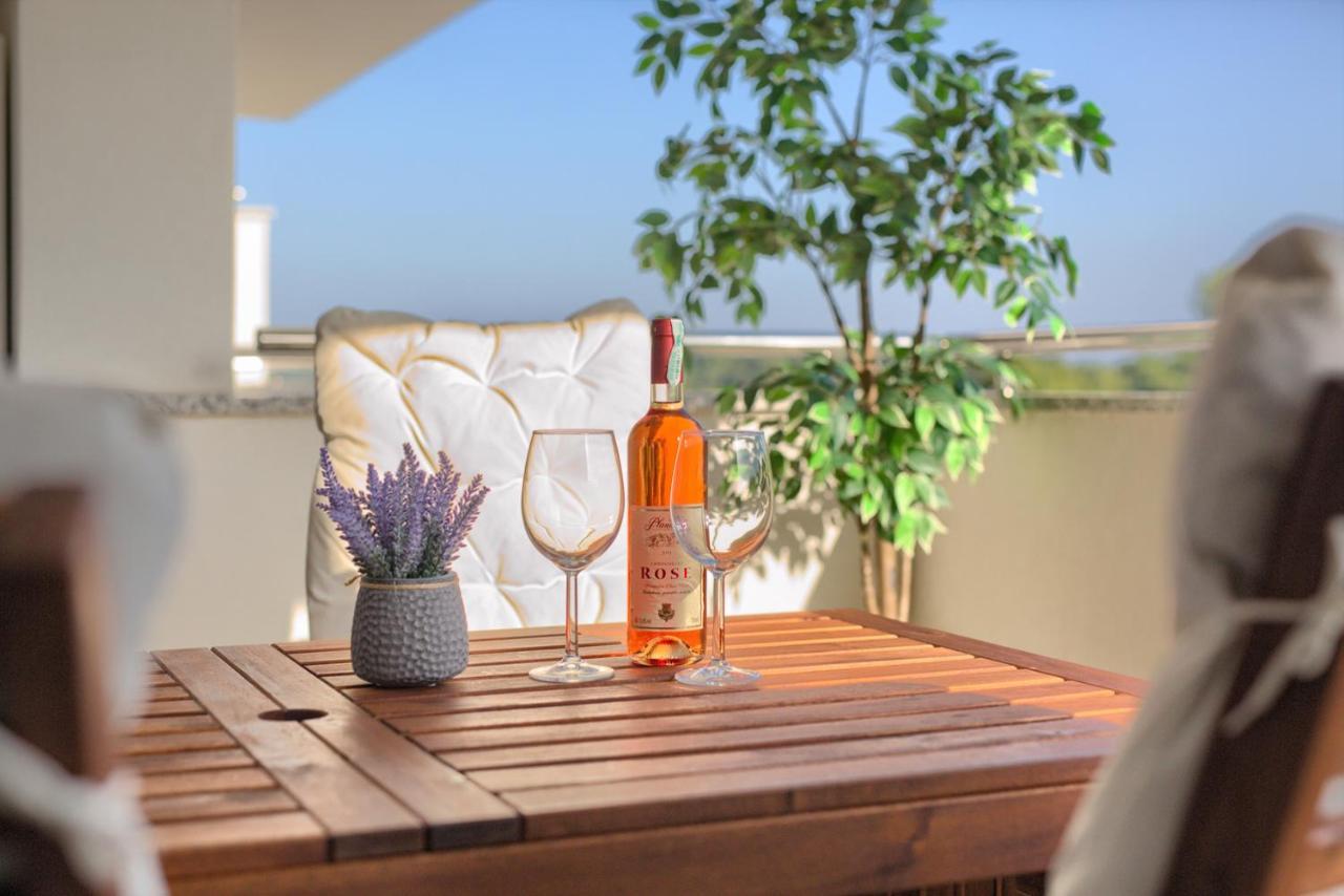 Beautiful Two-Bedroom Seaside Apartment In Premantura Bagian luar foto