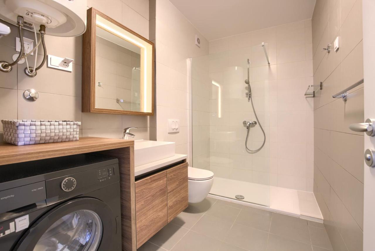 Beautiful Two-Bedroom Seaside Apartment In Premantura Bagian luar foto